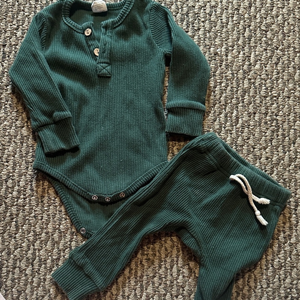 Little one shop Ribbed Baby Onesie and Pants Set 6-12 month